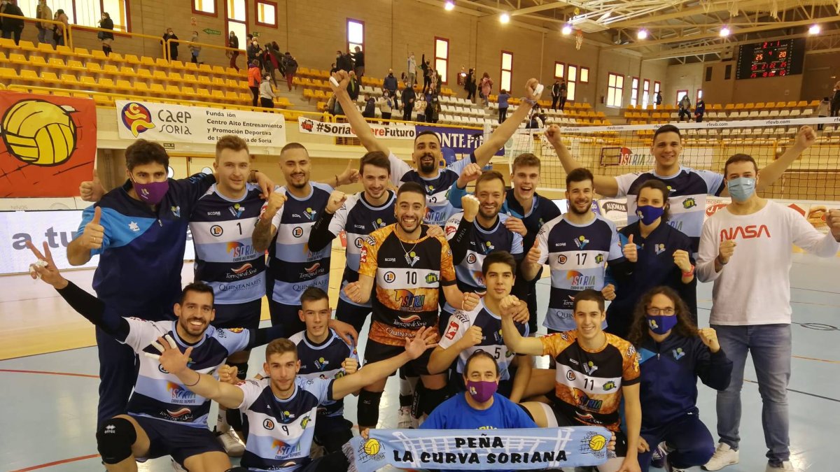 La plantilla del Río Duero celebra la victoria ante Unicaja en la pista de Los Pajaritos. Twitter Río Duero