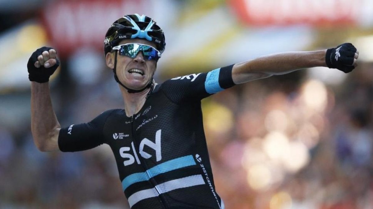 Chris Froome celebra su triunfo en Bagnères-de-Luchon, donde ha logrado el liderato del Tour.-AP / CHRISTOPHE ENA