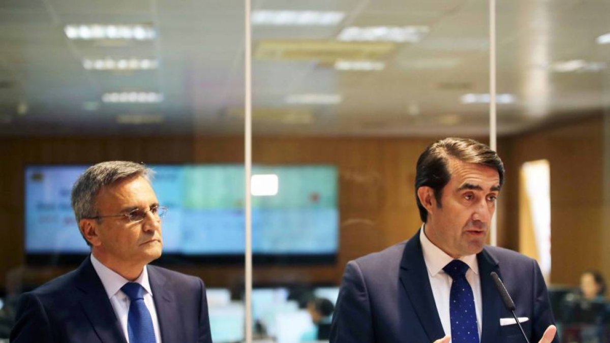 El consejero de Fomento y Medio Ambiente, Juan Carlos Suárez-Quiñones, presenta el balance semestral del Servicio de Emergencias 112 acompañado del director general de la Agencia de Protección Civil José Luis Ventosa-Ical