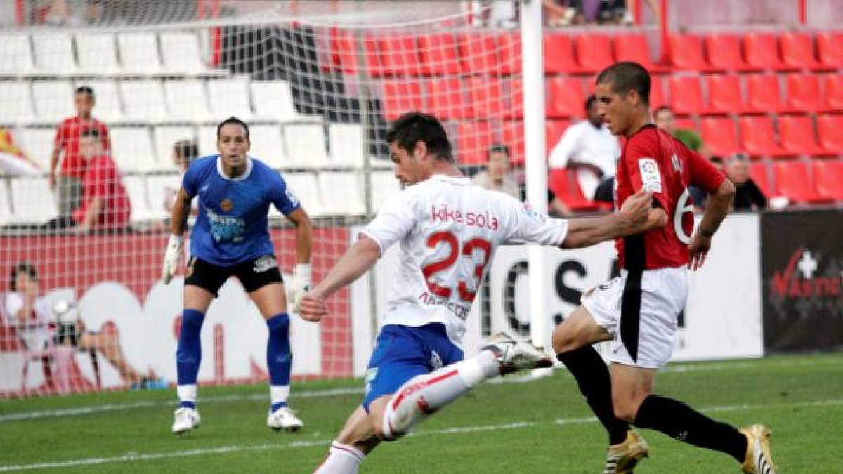 Kike Sola anotando el gol de la última victoria del Numancia en Tarragona. HDS