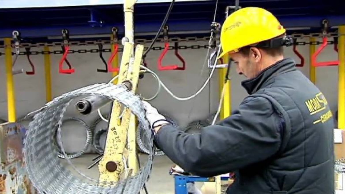Un operario de la empresa malagueña que construye las concertinas.-ATLAS