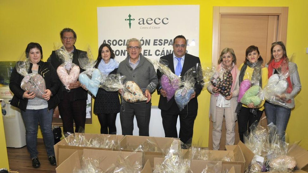 La comitiva de Gómara desembarcó ayer en sede de la Asociación contra el Cáncer con las almohadas-V.G.