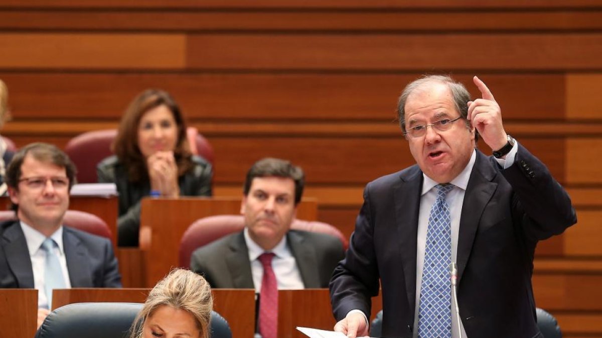 El presidente de la Junta de Castilla y León, Juan Vicente Herrera (D), durante su intervención en el pleno de las Cortes de Castilla y León-Ical