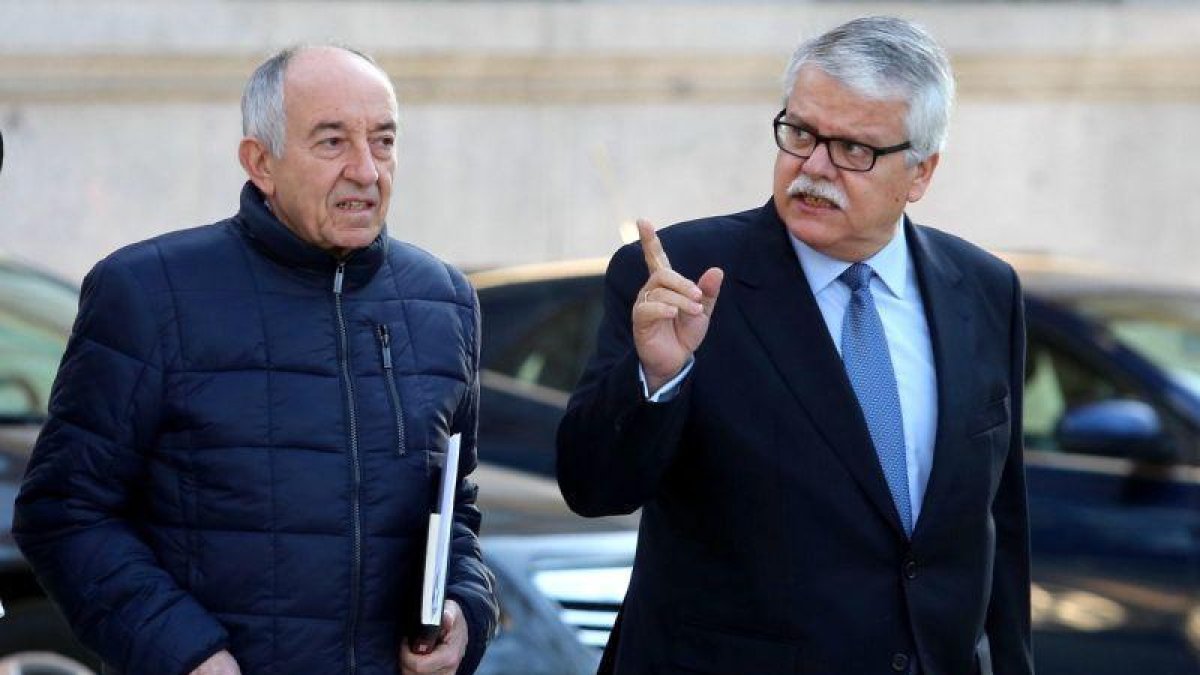 Momento de la llegada de Miguel Ángel Fernández Ordóñez a la Audiencia Nacional acompañado de su abogado.-JUAN MANUEL PRATS