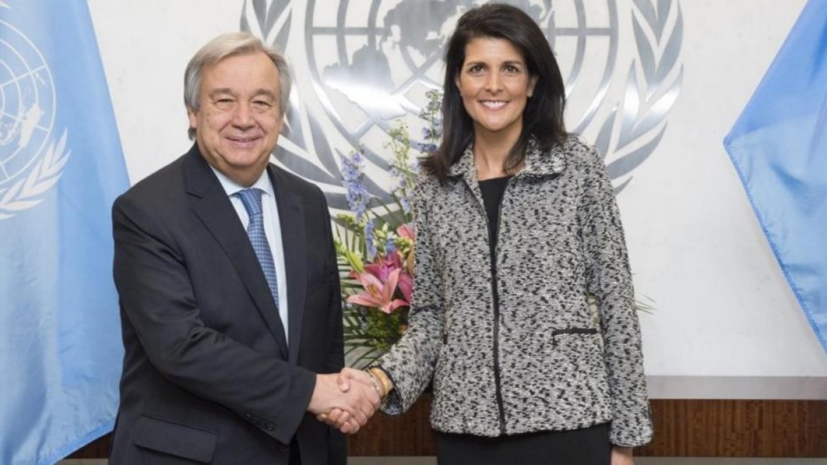 El secretario general de la ONU, Antonio Guterres, y la embajadora de EEUU ante la ONU, Nikki Haley, el pasado 27 de enero.-ESKINDER DEBEBE