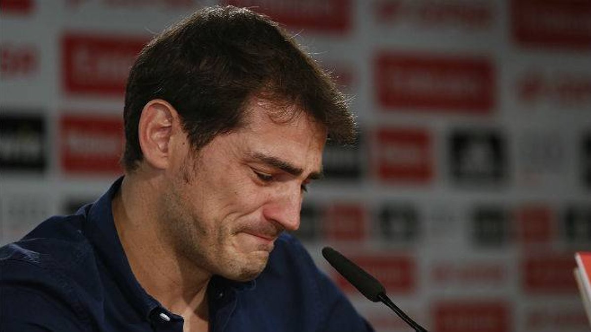 Iker Casillas se emociona en la rueda de prensa en la que dice adiós a la que ha sido su casa durante 25 años.-DAVID CASTRO