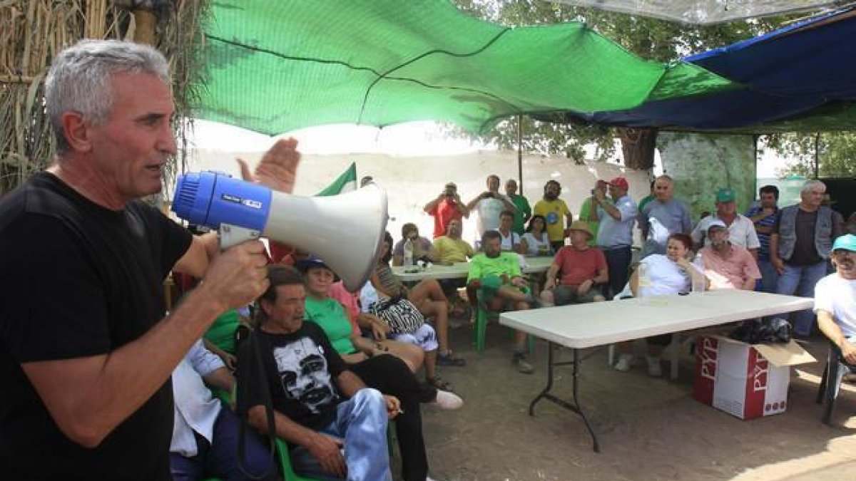 El dirigente del SAT Diego Cañamero se dirige a los jornaleros que han ocupado la finca 'Las Turquillas', el miércoles, en Osuna (Sevilla).-Juan Ferreras / EFE