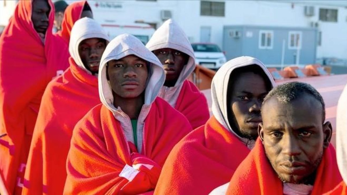 Inmigrantes descienden de un barco de Salvamento Marítimo en Motril (Granada), en una imagen de archivo.-EFE / MIGUEL PAQUET
