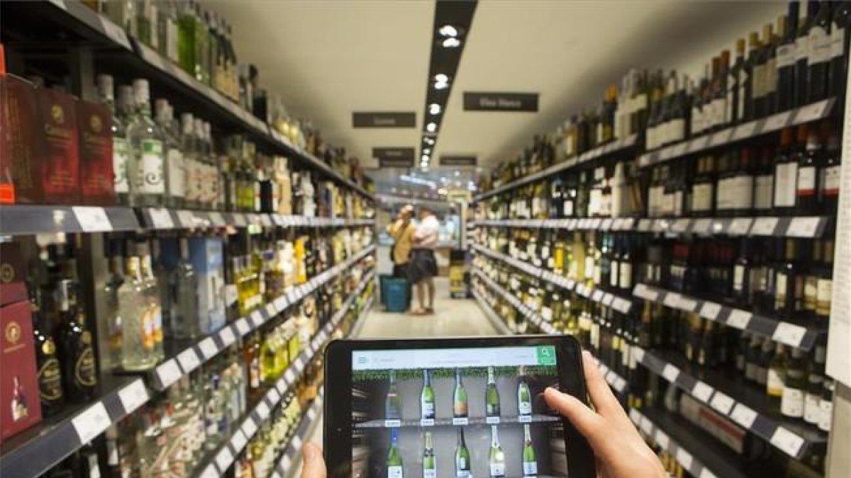 Compra a través de la ’app’ en el supermercado de El Corte Inglés.-ALBERT BERTRAN