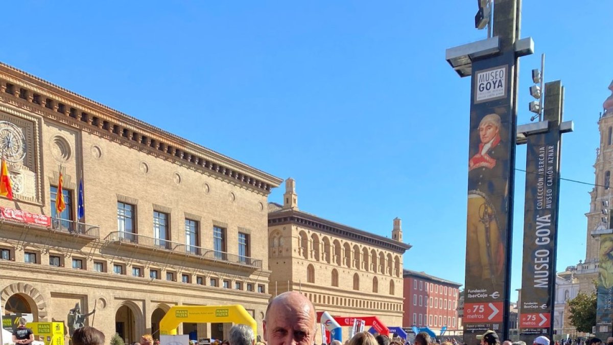 Macari tras finalizar la maratón de Zaragoza. HDS