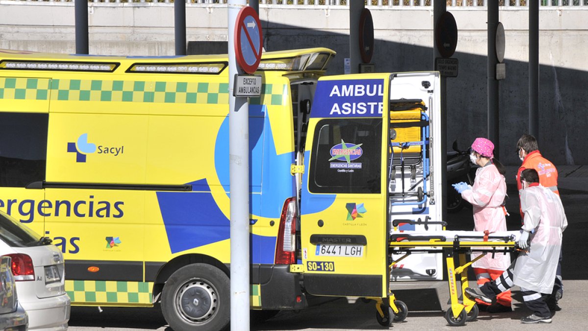 Una ambulancia en la provincia de Soria. HDS