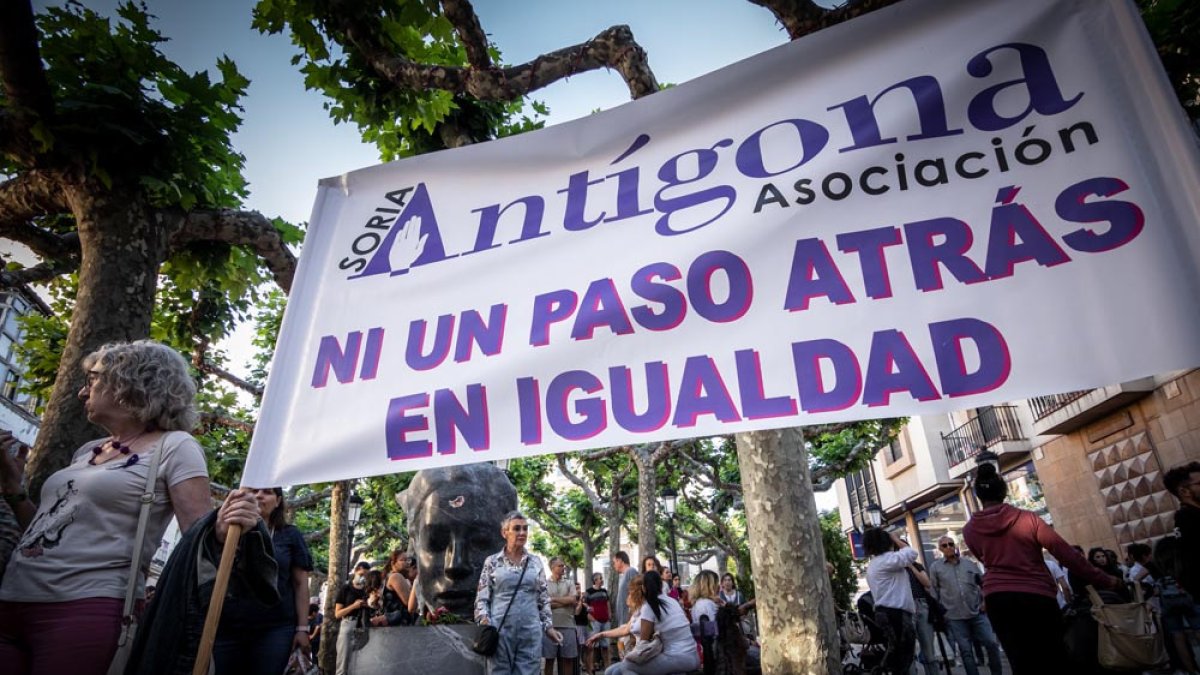 Concentración de Antígona contra la violencia de género en la plaza de las Mujeres. GONZALO MONTESEGURO