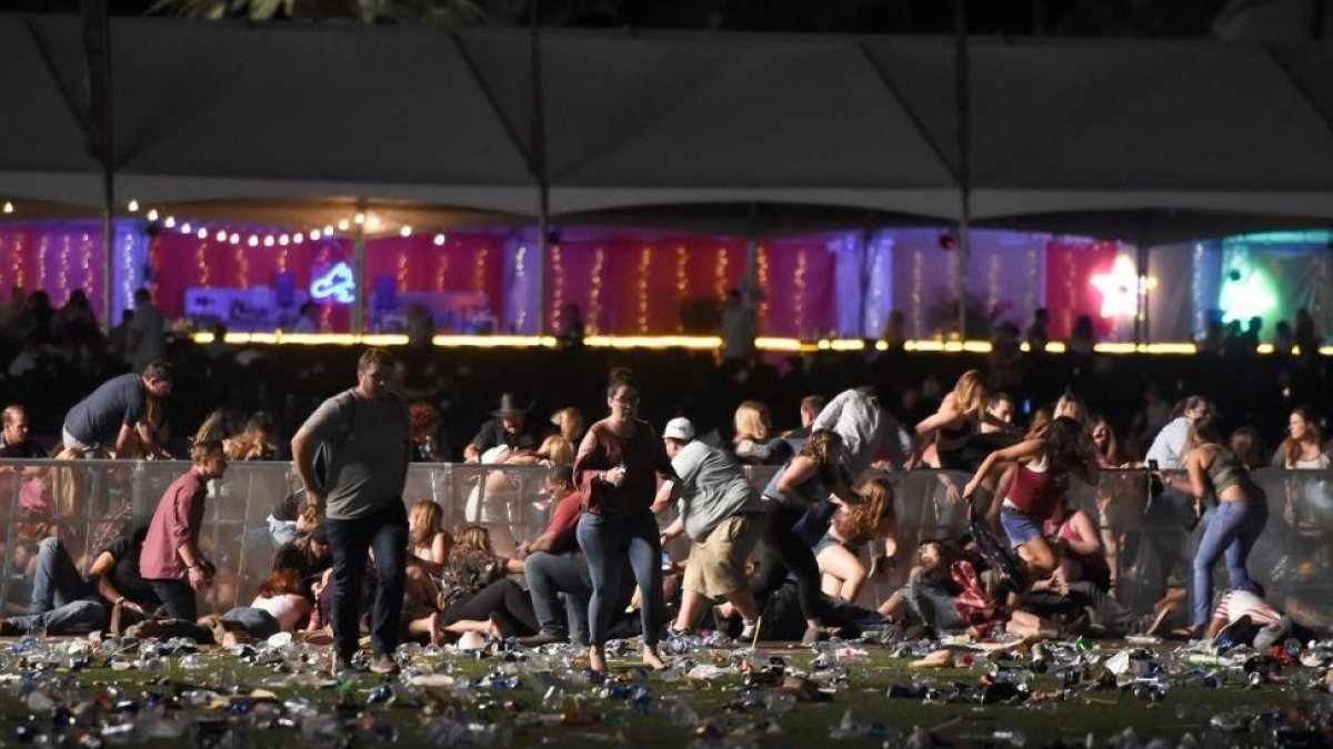 Decenas de personas corren tras el tiroteo en el festival Route 91 Harvest, este domingo en Las Vegas-AFP / DAVID BECKER