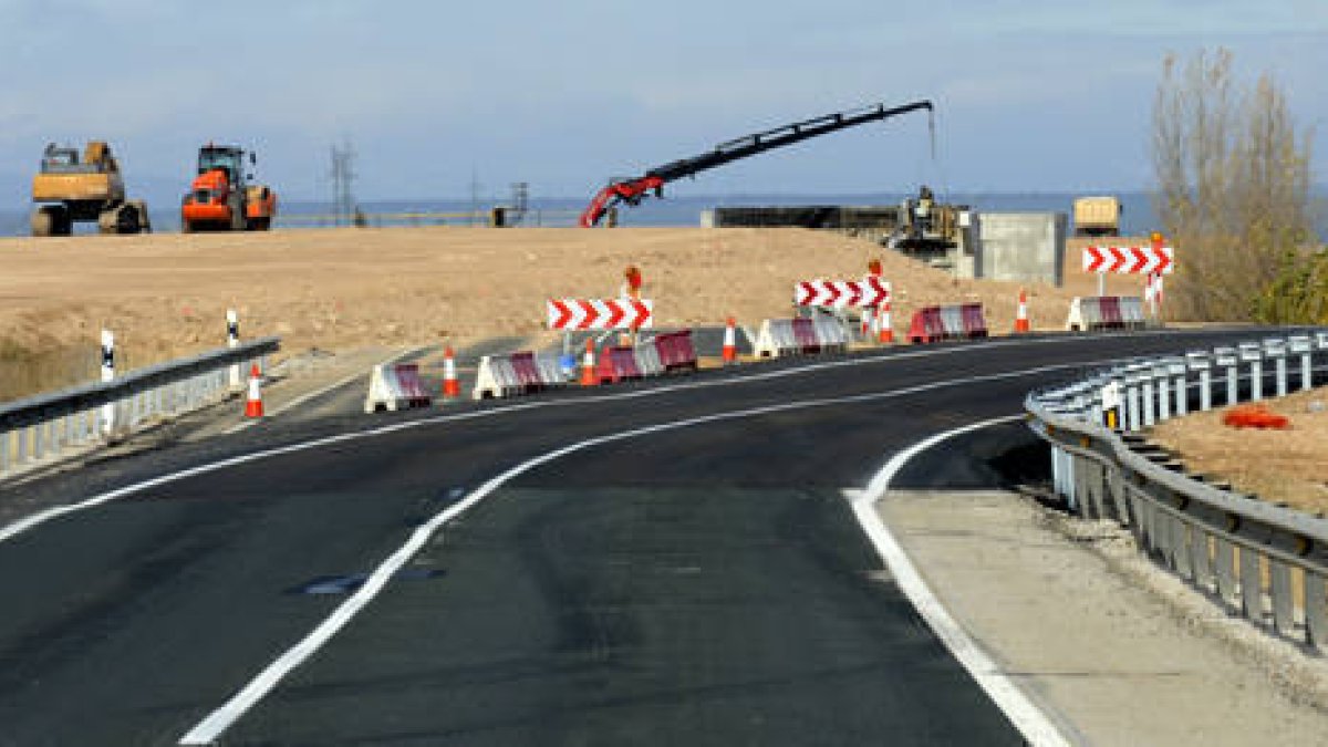 Una tramo de la autovía A-15 entre Almazán y Medinaceli en obras. / V. G. -