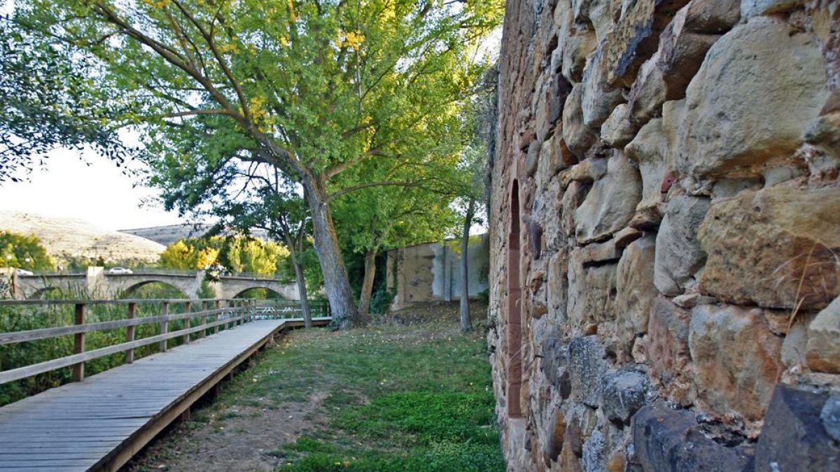 Muralla de las márgenes, con el puente de piedra al fondo.-Mario Tejedor