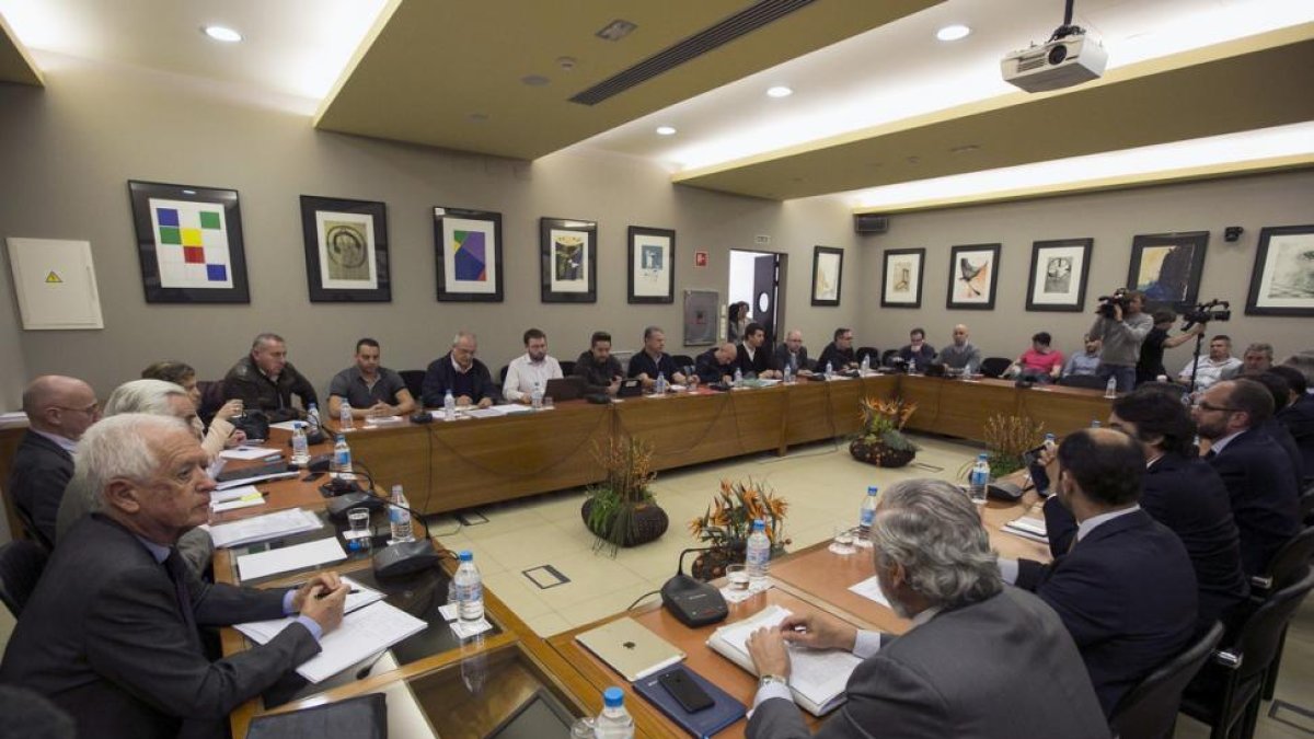 Un momento de la reunión entre patronal, estibadores y Gobierno, el 22 de marzo.-SANTI DONAIRE / EFE
