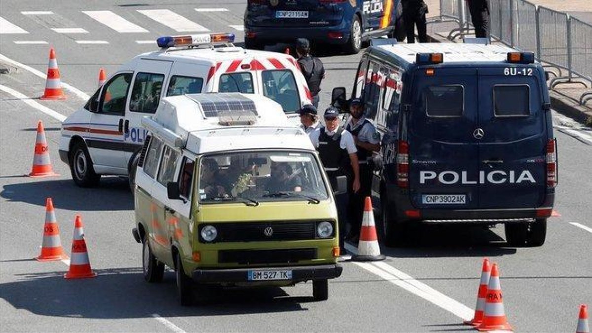 Control policial de vehículos en la frontera franco-española en Hendaya, con motivo de la cumbre del G-7 en Biarritz.-
