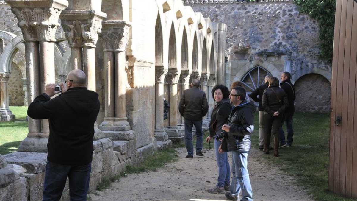 Turistas contemplando los arcos de San Juan de Duero.-VALENTÍN GUISANDE