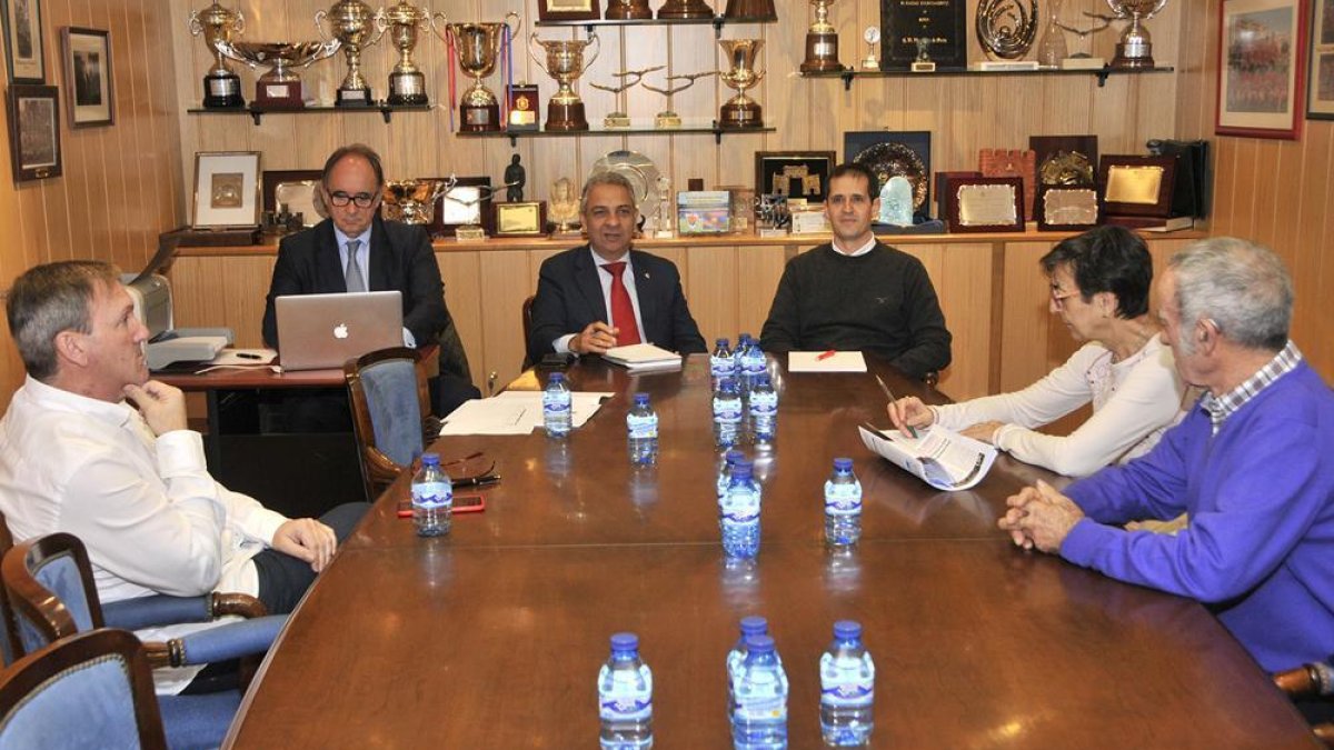 El presidente del Numancia, Moisés Israel, en el centro de la imagen, ayer durante la Junta Extraordinaria del club en su sede de Mariano Vicén.-VALENTÍN GUISANDE