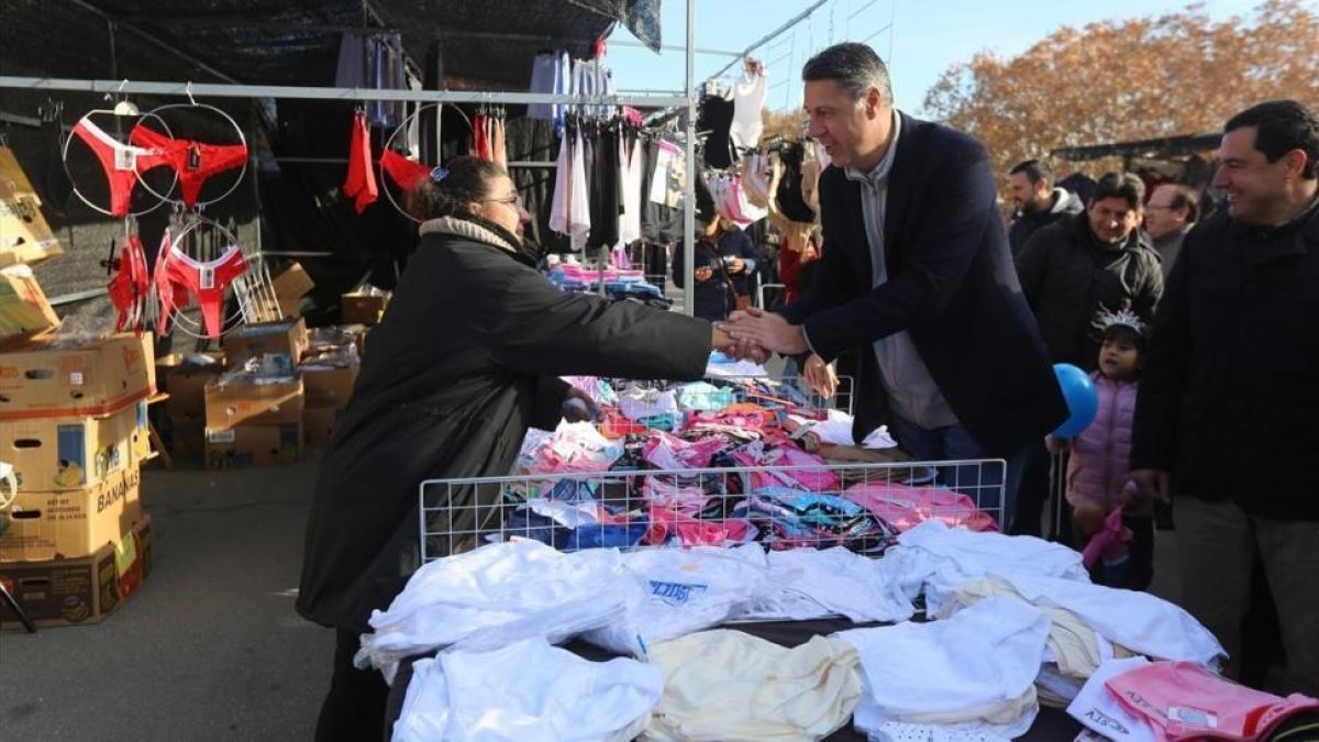 El candidato del PPC, Xavier García Albiol, este miércoles en el mercadillo de Sant Cosme de El Prat de Llobregat (Barcelona).-EL PERIÓDICO