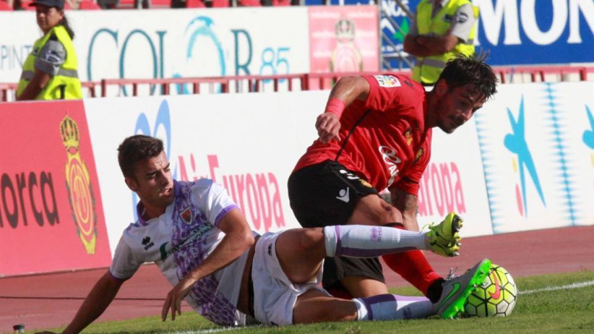 David Concha intenta fajarse de un jugador del Mallorca.-ÁREA 11
