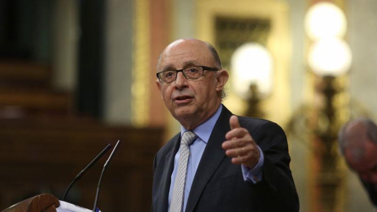 El ministro de Hacienda, Cristobal Montoro, en la sesión de control al Gobierno.-DAVID CASTRO