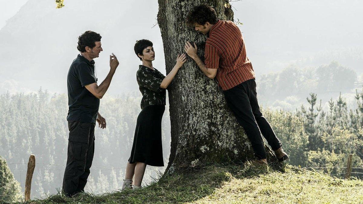 Julio Medem (izquierda), con Álvaro Cervantes y Úrsula Corberó, en el rodaje de El árbol de la sangre-
