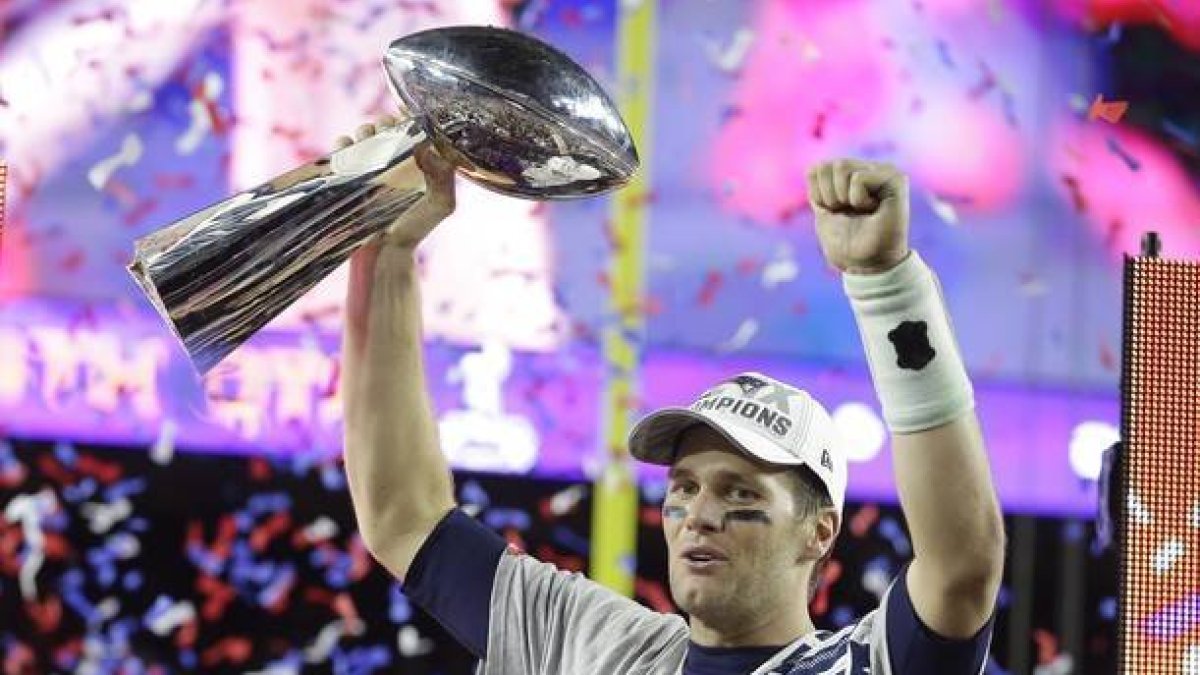 El 'quaterback' Tom Brady, de los Patriots, con el trofeo que le acredita como jugador más valioso de la Super Bowl.-Foto: AP / MICHAEL CONROY