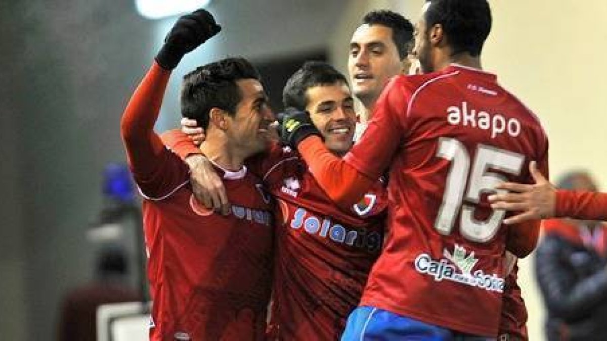 Varios jugadores del Numancia celebran uno de los goles marcados ante la Ponferradina. / DIEGO MAYOR-