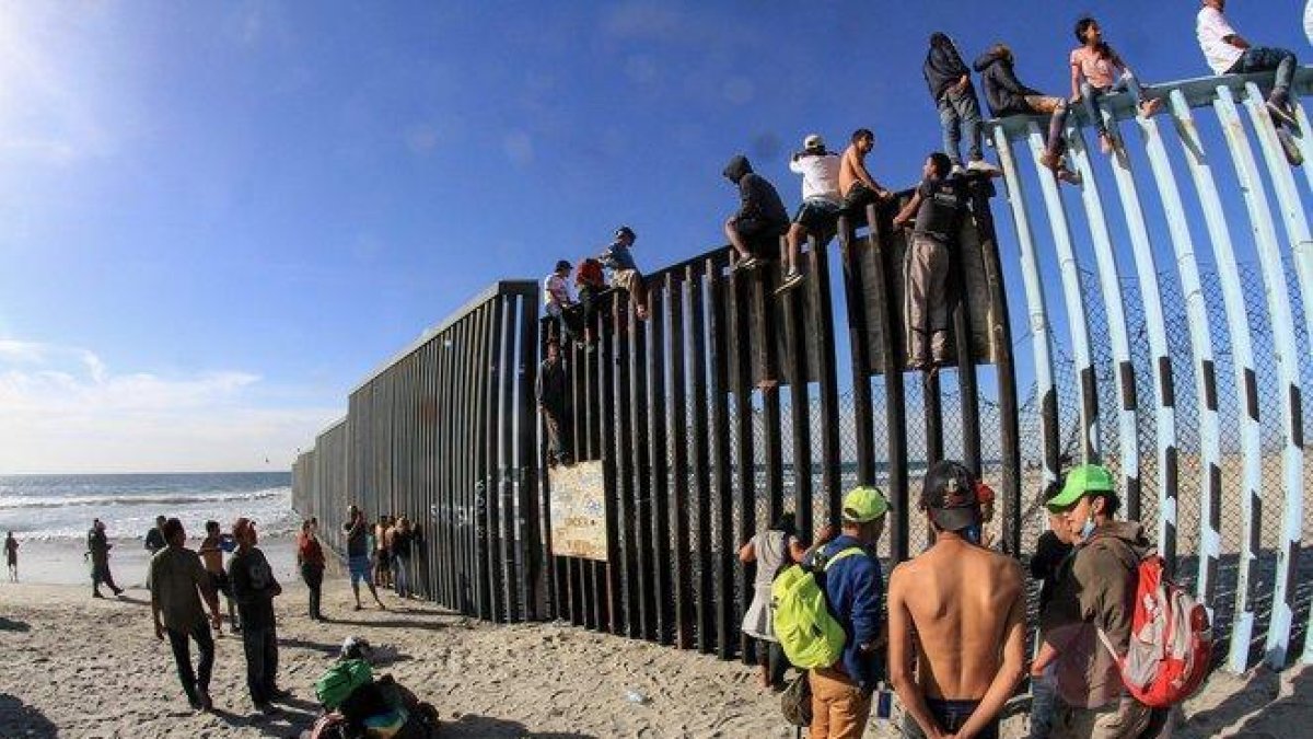 Decenas de inmigrantes llegan a Estados Unidos cruzando los muros que dividen dicho país con México.-EFE