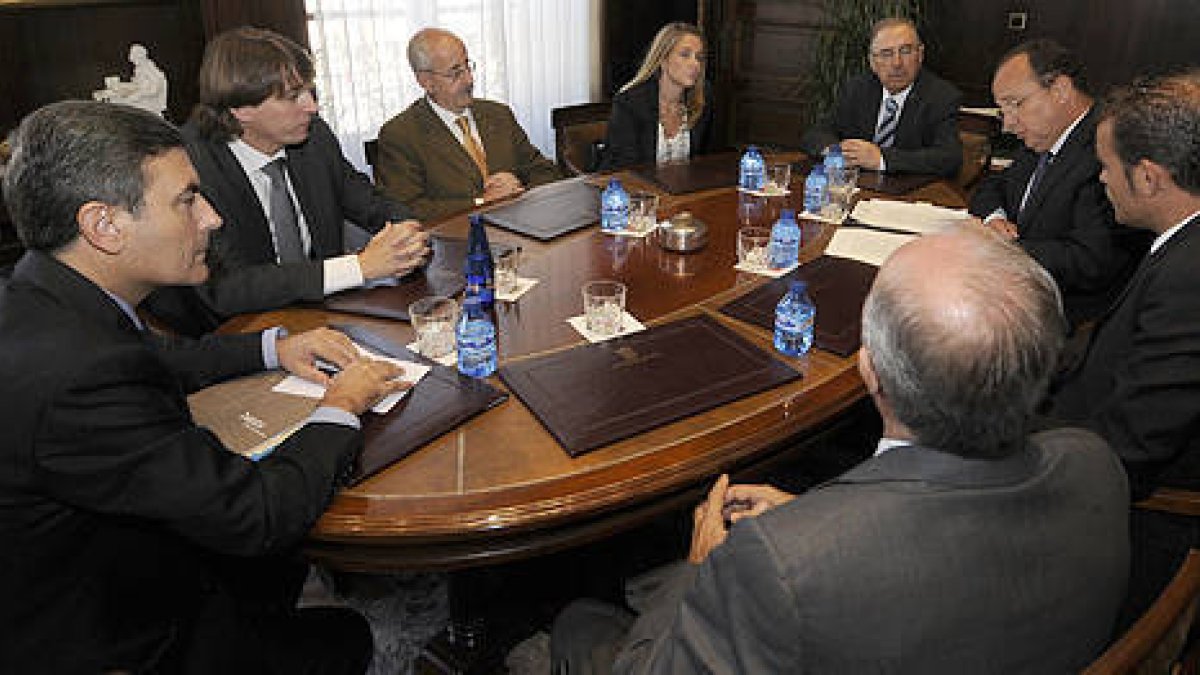 Saura, Martínez Mínguez, Tejero, Álvarez y Carrascosa asisten a la lectura de las escrituras. / Ú.S.-