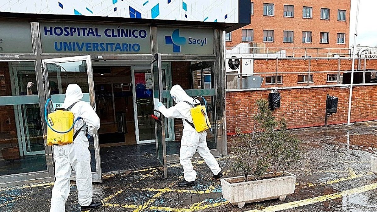Personal desinfectando un centro hospitalario