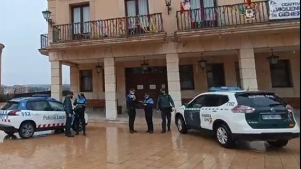 Agentes de la Policía Local y la Guardia Civil, cuerpos que atajaron el caso de abandono de menores, en Almazán. HDS