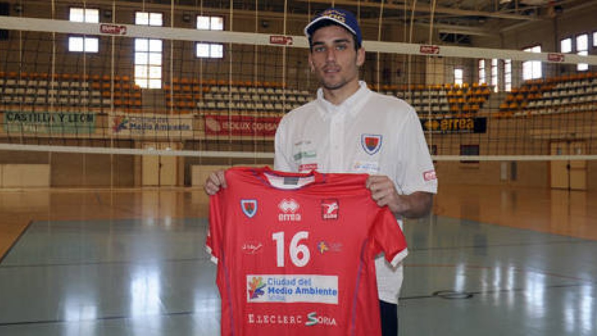 Raúl Muñoz posa con la camiseta numantina en Los Pajaritos. / V. Guisande-