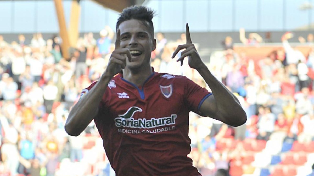 Manu del Moral celebra uno de los goles que ha marcado en Los Pajaritos.-DIEGO MAYOR