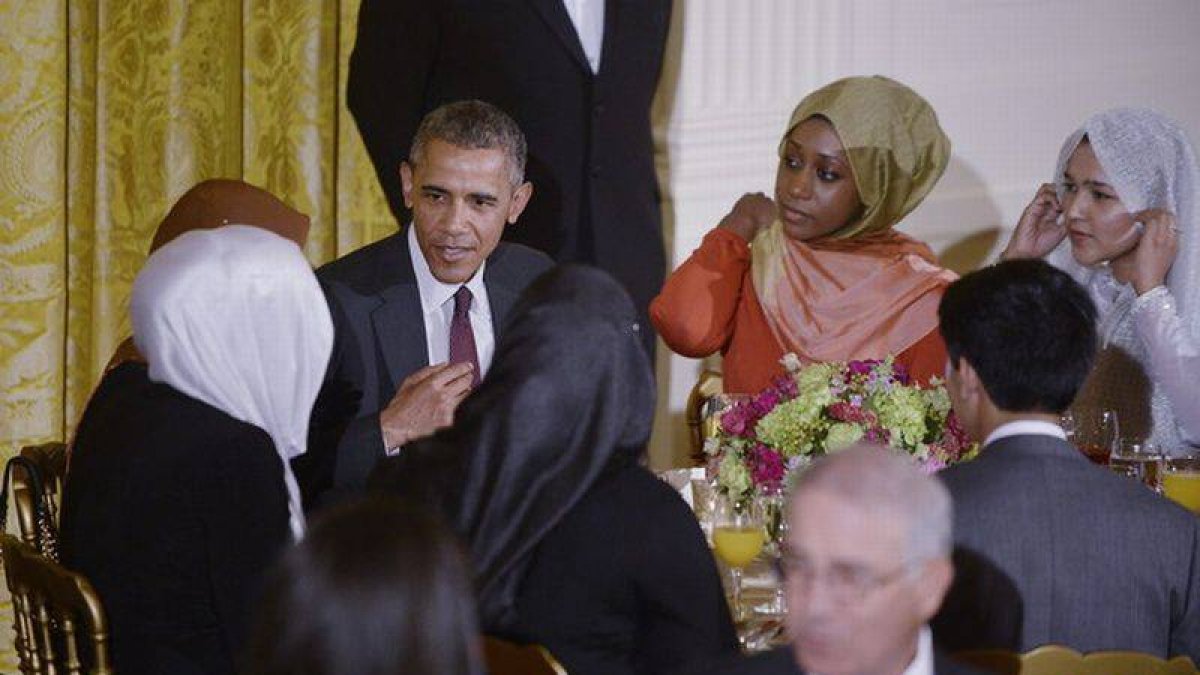 El presidente estadounidense, Barack Obama, conversa con los invitados durante una cena con motivo de la celebración del Ramadán, en el Salón Este de la Casa Blanca.-Foto: POOL / EFE / OLIVIER DOULIERY