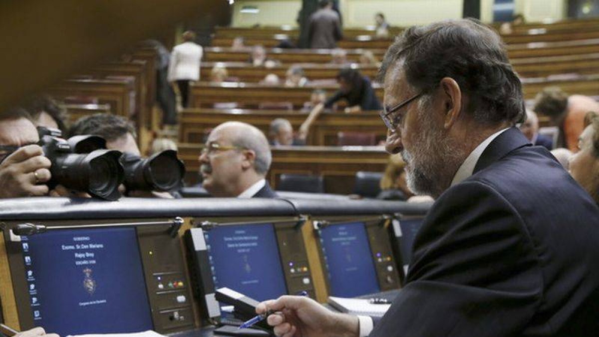 Mariano Rajoy, en su escaño, antes del inicio de la sesión de control al Gobierno, este miércoles.-Foto: EFE / SERGIO BARRENECHEA
