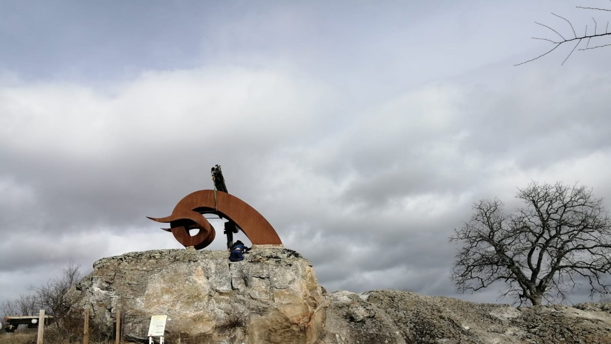 Instalación de la escultura dedicada al toro el Valonsadero. HDS