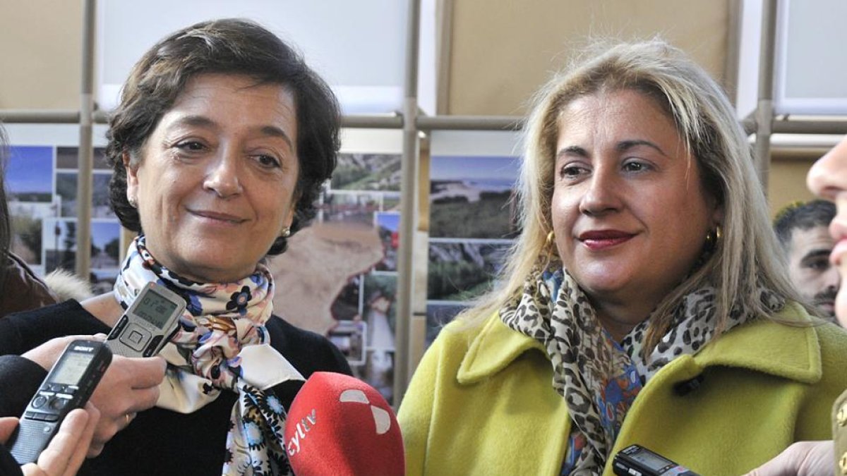 Esperanza Orellana y Yolanda de Gregorio ante el expositor del Ministerio.-VALENTÍN GUISANDE