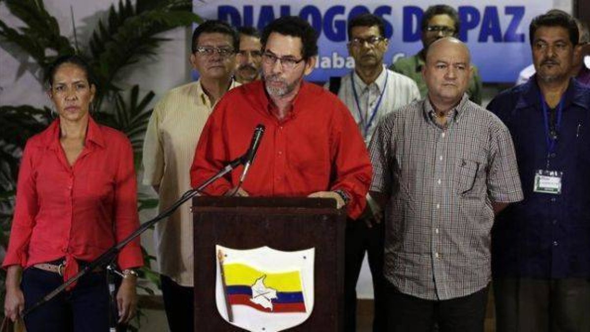 Pastor Alape (centro), negociador de las FARC, flanqueado por otros miembros de su delegación, este martes en La Habana.-Foto:   REUTERS / ENRIQUE DE LA OSA