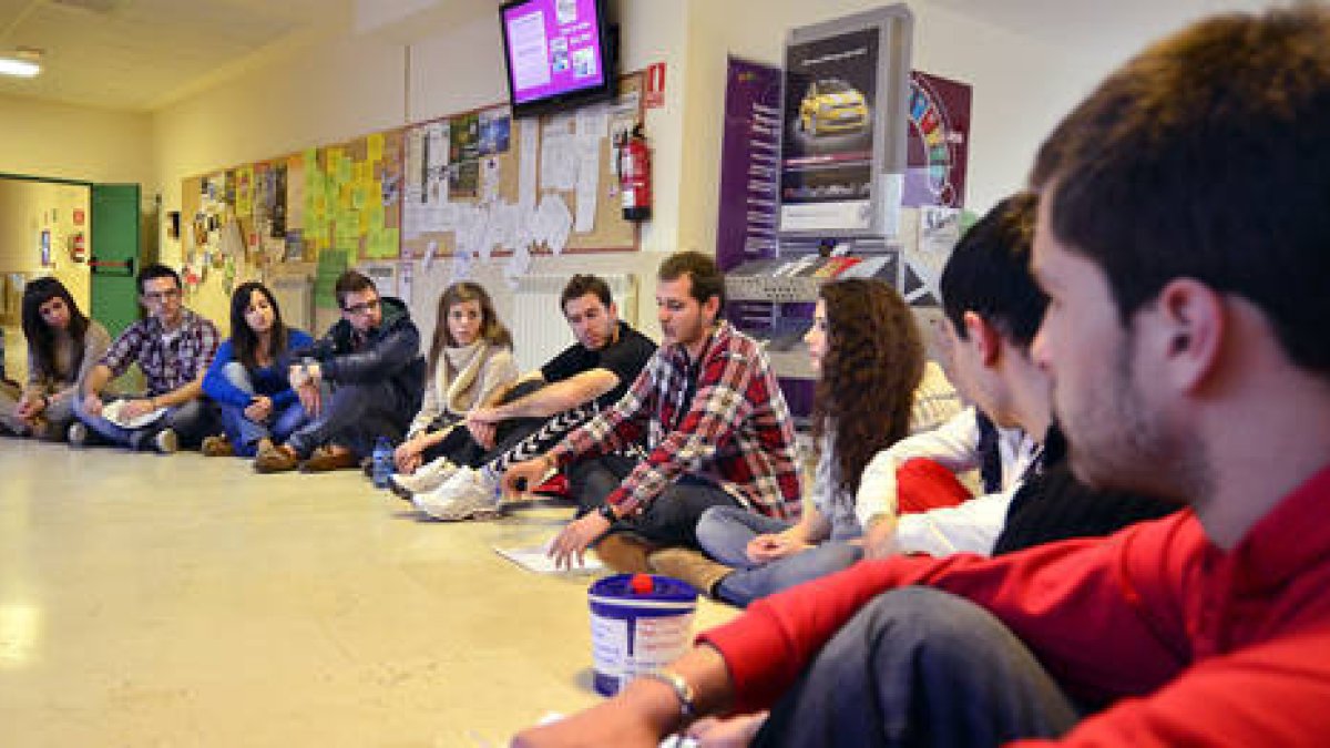 Alumnos en el campus. / Álvaro Martínez-