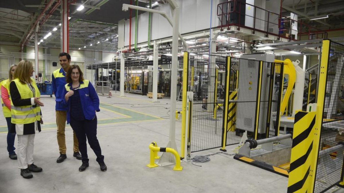 La consejera Pilar del Olmo junto a Paz Robina, durante la visita a la planta de Aranda de Duero, en Burgos.-ICAL