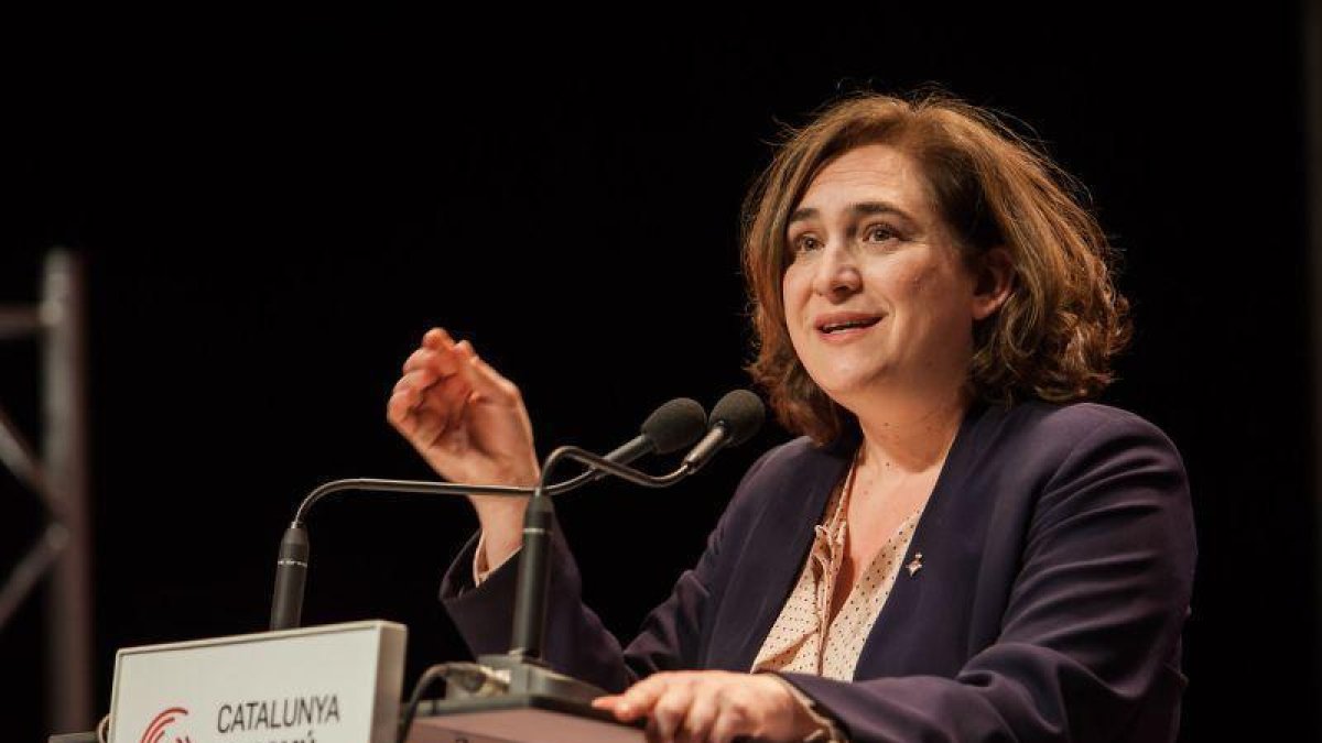 Ada Colau cree que lo lógico es que quién opte a presidir de la Generalitat esté en Cataluña.-MARTÍ FRADERA (ARCHIVO)