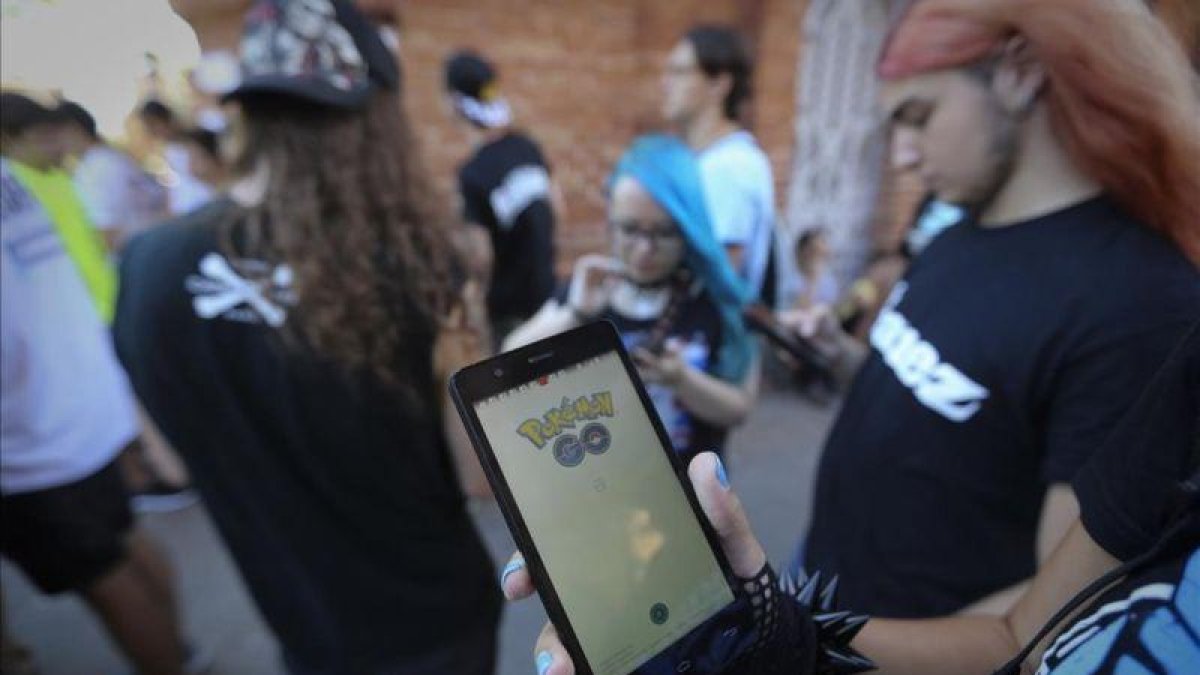 Pokequedada de jugadores de Pokémon Go en Barcelona.-DANNY CAMINAL