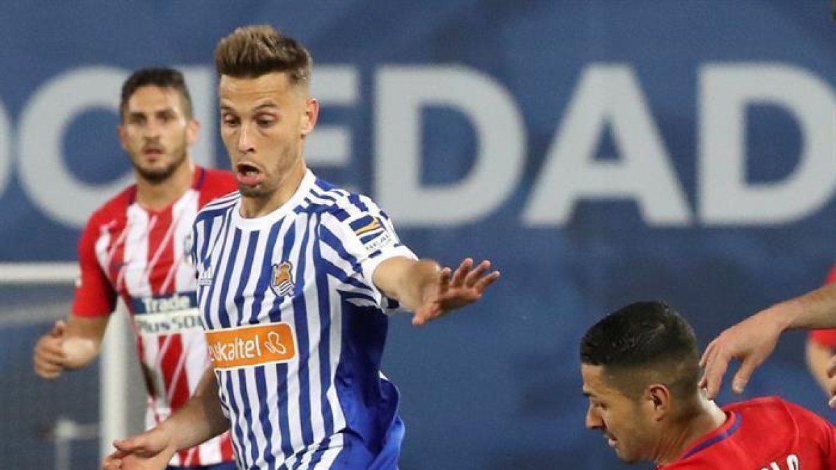 Vitolo pelea por un balón con Canales-JAVIER ETXEZARRETA