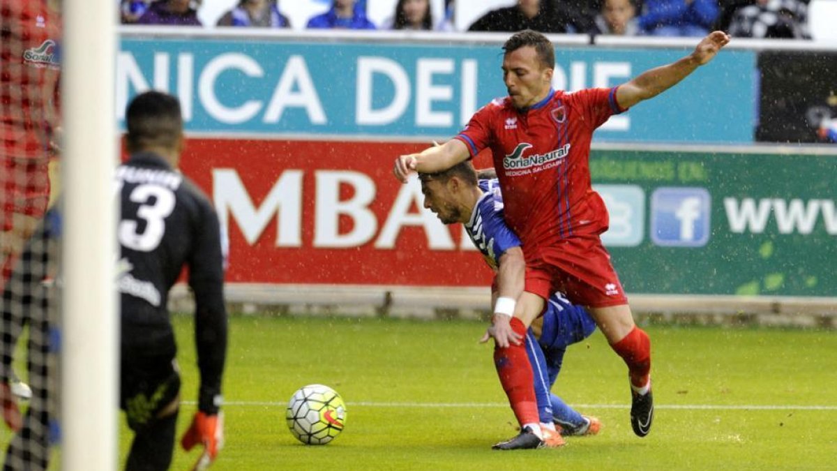 Luis Valcarce lucha por un balón con un rival.-ÁREA 11