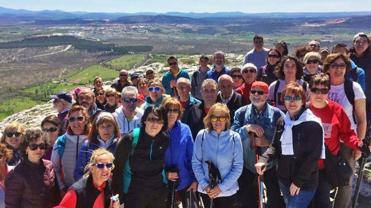 Los participantes del programa tras llegar a la cumbre.-HDS