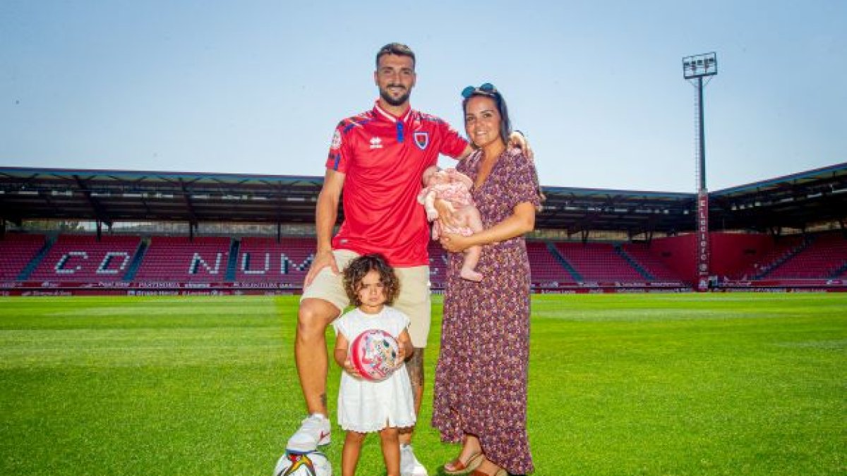Rubén Mesa posa en Los Pajaritos junto a su mujer Desirée, y sus dos hijas Lola (3 años) y Jimena (10 meses). MARIO TEJEDOR