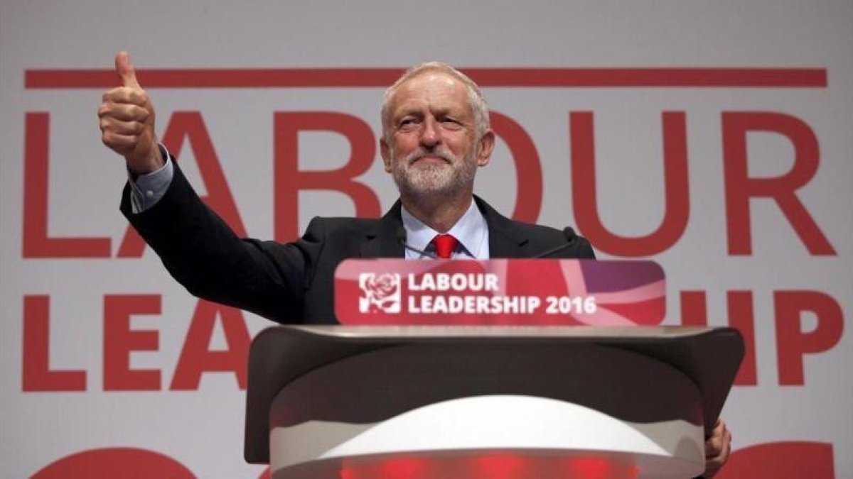 Jeremy Corbyn, tras ser reelegido como líder del Partido Laborista, en el congreso del partido en Liverpool.-REUTERS / PETER NICHOLLS