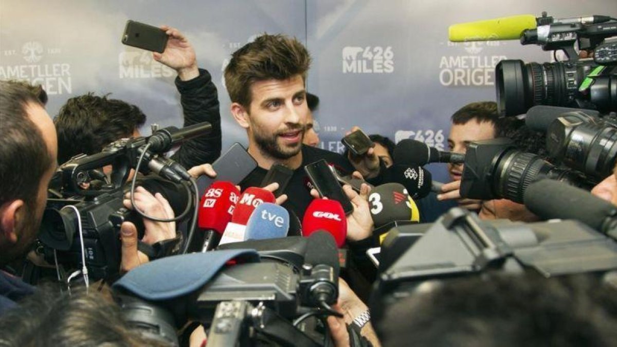 Gerard Piqué rodeado de medios de comunicación en un acto promocional.-EFE / MARTA PÉREZ